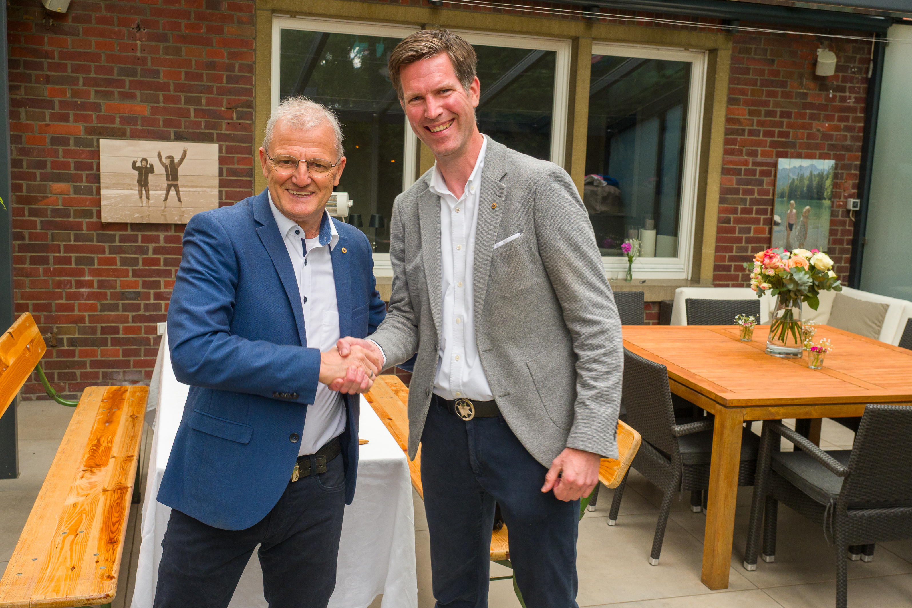 Der neue Präsident Bernd Holthusen (links) und sein Vorgänger Matthias Bröker bei der feierlichen Amtsübergabe.