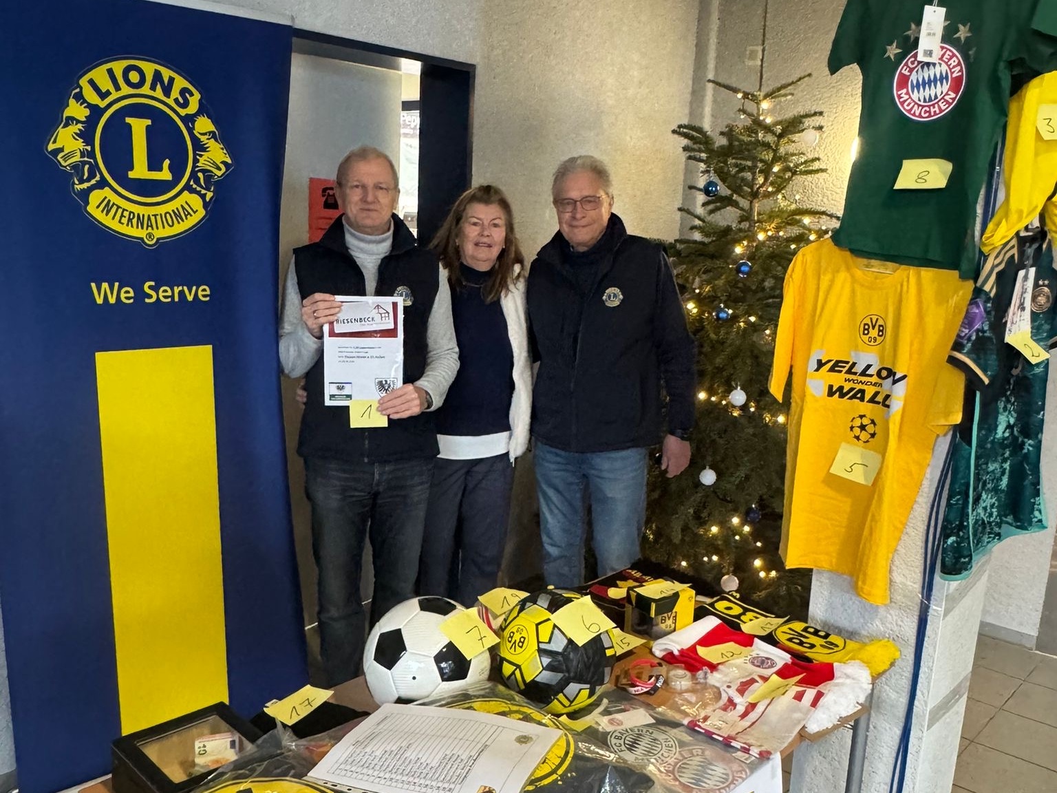 Präsident Bernd Holthusen mit seiner Frau Nicole sowie Schriftführer Peter Hansen am Tombola-Stand