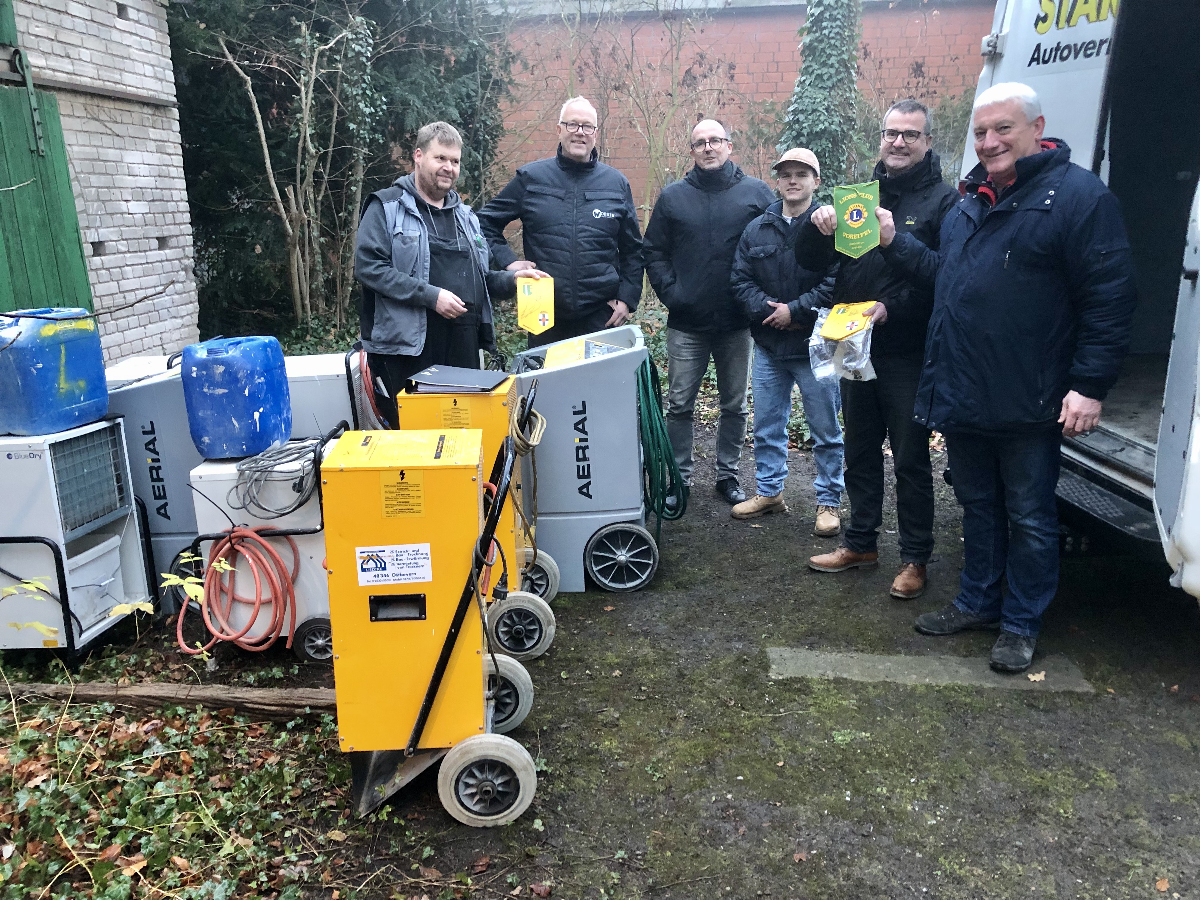 Besuch des LC Voreifel am 11.12.2021 in Ostbevern. Zusehen sind viele ausgeliehene Bautrocknungsgeräte.