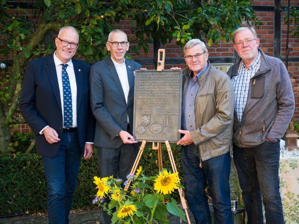 Übergabe der Ersatz-Gedenktafel von Präsident Stephan Höne und Past-Präsident Thomas Wobker an den Heimatverein vertreten durch Franz-Josef Elberich und Ludger Elias