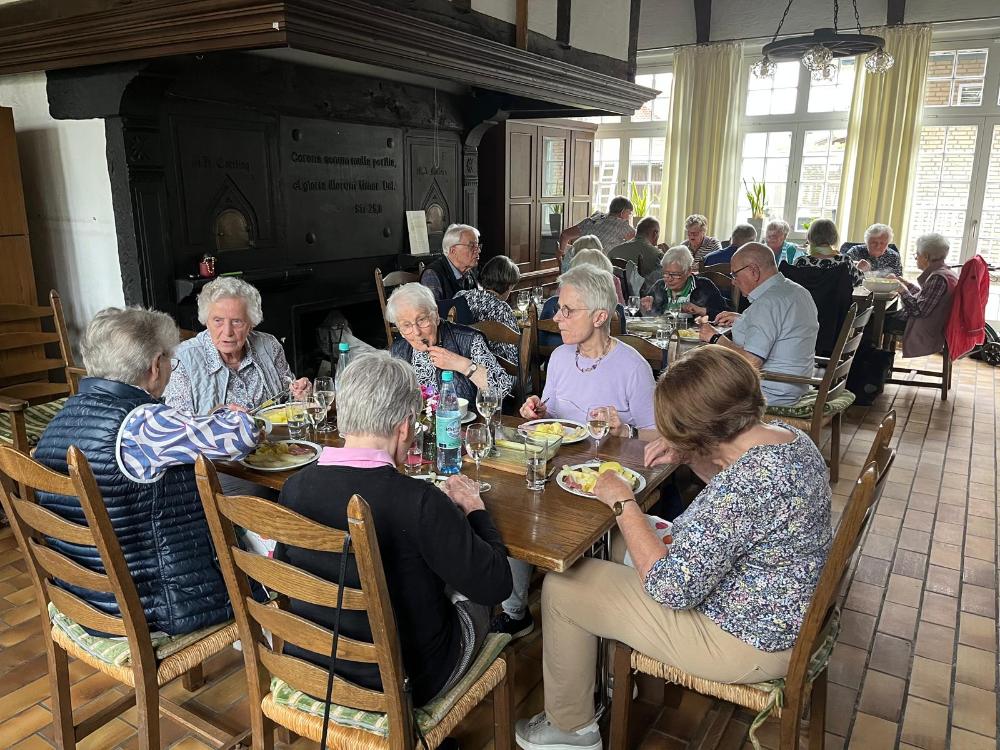 20 alleinstehende Senioren nahmen im Juni am Spargelessen des Ostbeveraner Ü65-Mittagstischs im alten Pastorat teil.